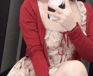 独家！Bangni邦尼穿上连衣裙后变得多了几分复古气息，打算给我的美图评分，不放过不完美的细节。