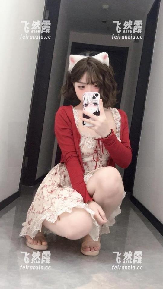 Bangni邦尼 独家!Bangni邦尼穿上连衣裙后变得多了几分复古气息,打算给我的美图评分,不放过不完美的细节。