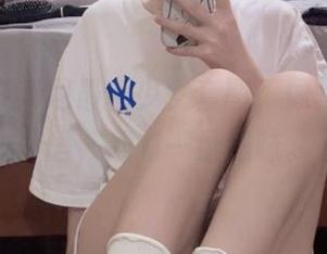 Bangni邦尼最新少女套图，像是在偷偷耳语，别有一番滋味。