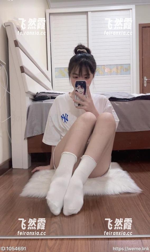 Bangni邦尼 Bangni邦尼最新少女套图,像是在偷偷耳语,别有一番滋味。