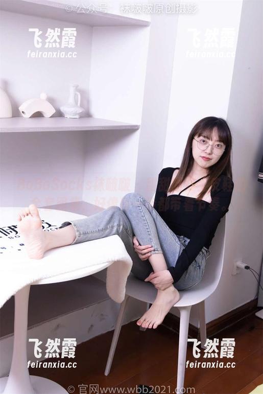 BoBoSocks袜啵啵-甜甜圈 BoBoSocks袜啵啵 - 甜甜圈穿上皮鞋的全套图集,好像每一步都带着节奏。