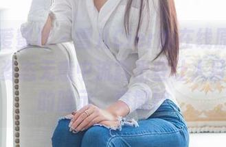 IMiss爱蜜社 – 雪儿Cier的在线原图，女孩儿的姿态无意中流露出些让人目光游离的暗示，真微妙。