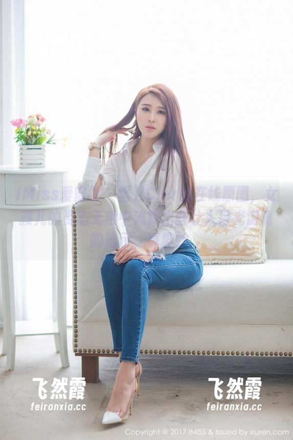 IMiss爱蜜社 - 雪儿Cier的在线原图，女孩儿的姿态无意中流露出些让人目光游离的暗示，真微妙。
