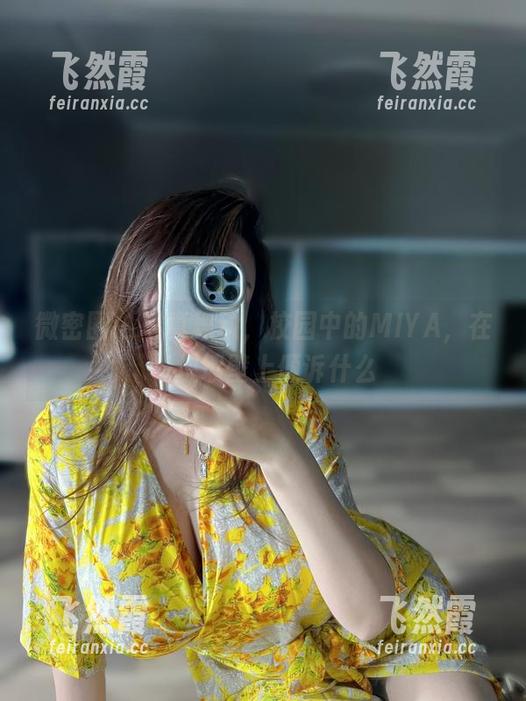 MIYA 微密圈 - 写真舞动,校园中的MIYA,在一块墙壁上倾诉什么