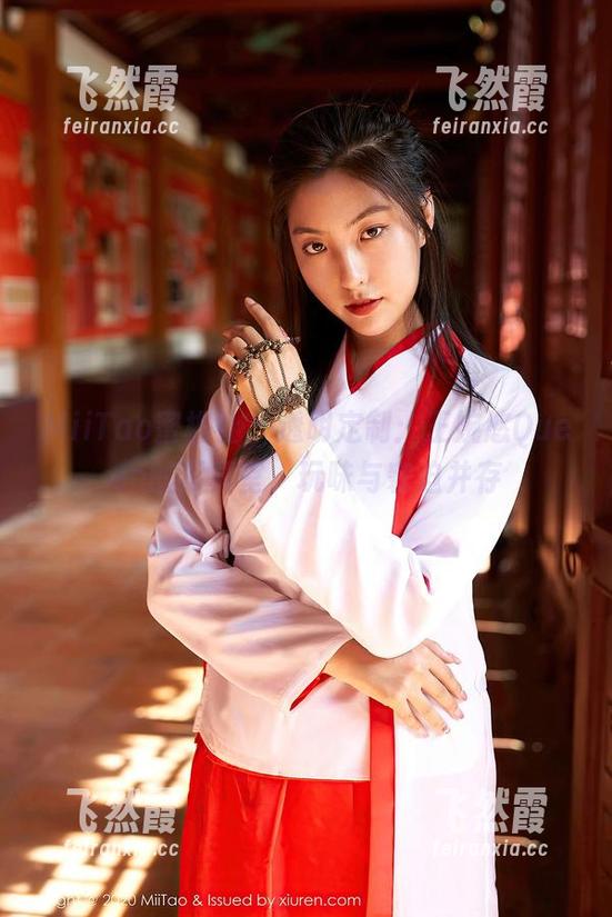 MiiTao蜜桃社-王婉悠Queen MiiTao蜜桃社 - 透明定制:王婉悠Queen的写真室,玩味与窘迫并存