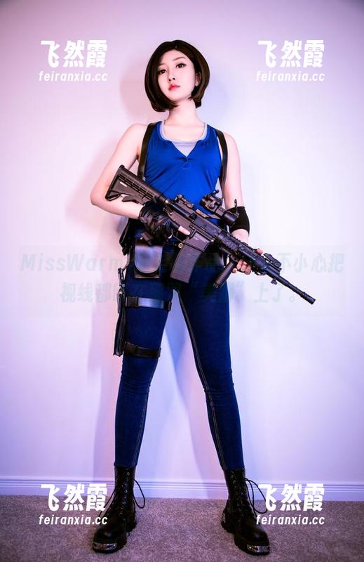MissWarmJ MissWarmJ的定制作品,让人不小心把视线都盯在那双“美脚”上了。
