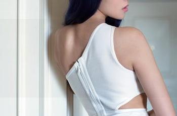 TuiGirl – 赵惟依的私房及夏日：提醒各位，别在猛滋滋的夏天里穿得跟冻豆腐似的。