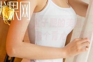 UGirls尤果网 – 金子熙的美图：一波海风吹走小烦恼，露个背心也不错吧？