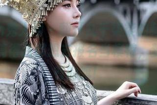 Xiuren秀人网 – 翻开九千柒柒的制服妹子图片，搞得我都想去报名当模特，梦想总要有的嘛！