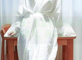 Xiuren秀人网 – 作品中的谭小灵美腿：走路带风，风真大！
