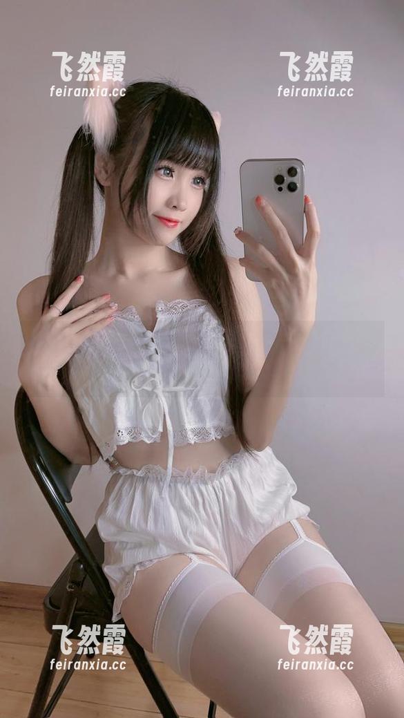 miko酱ww的死库水cos，照片里似乎还有比泳池水更清澈的心事。