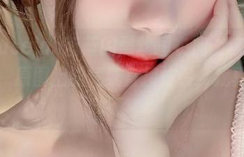 看，usejan蓝蓝的黑丝睡衣加上这COS眼神，原图上的气氛直接炸裂，我真没话说了。