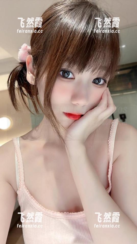usejan蓝蓝 看,usejan蓝蓝的黑丝睡衣加上这COS眼神,原图上的气氛直接炸裂,我真没话说了。