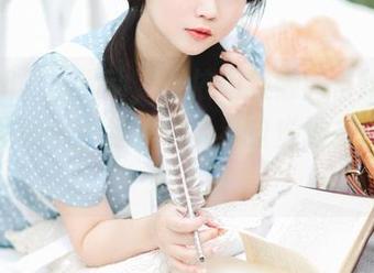 美图如春水涌动，依依超级懒的自拍宛若私房里的小幸运，让人不自觉地多停留一会儿。