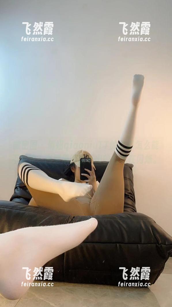 俏妞qiaoniuTT 微密圈 - 俏妞qiaoniuTT的美脚怎么能不关注?高清原图说不出的韵味在闪烁。