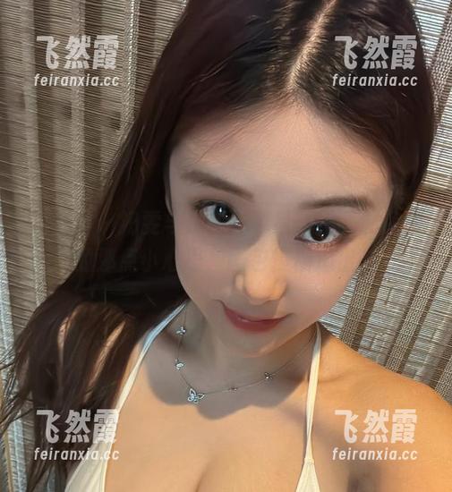 奶雯 微密圈 - 奶雯与她的银色吊带裙,私房里的那点小心思,图包慢慢道出。