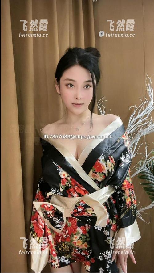 微密圈 - 花裙随风起舞，高清壁纸之下，奶雯是不是把我给“迷倒”了？