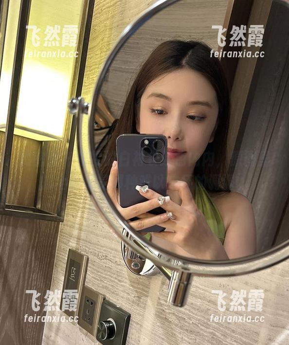 微密圈 - 奶雯的白衬衣红色内内，原图里的全套都是那种难以忘怀的调调。