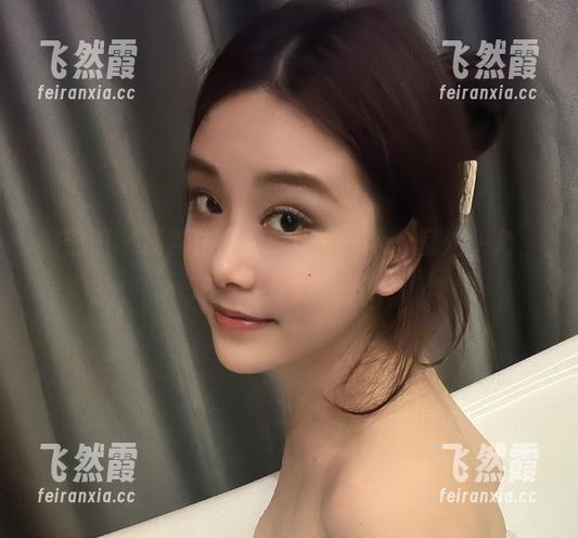 微密圈 - 最新作品集，奶雯在办公室这一角，总有迷人的小细节