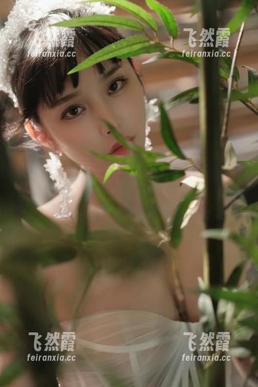 微密圈 - 我：一般不容易被壁纸吸引。看到宋昱欣的高清礼服壁纸：我错了，快，给我来一面墙！