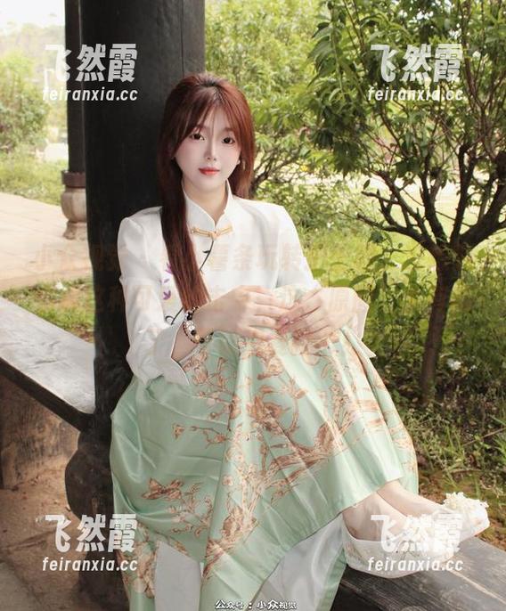 小众视觉 - 看小薯条玩转护士服，没想到会被这种可爱给击中，这“原图”太有趣了，可以反复打卡！