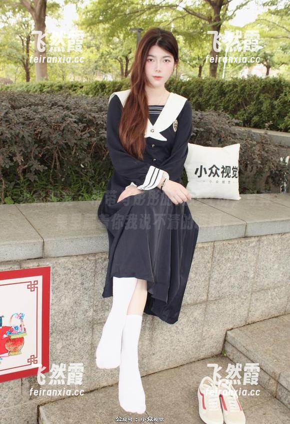 小众视觉 - 吊带与彤彤的微妙互动，写真集里藏着你我说不清的调调。