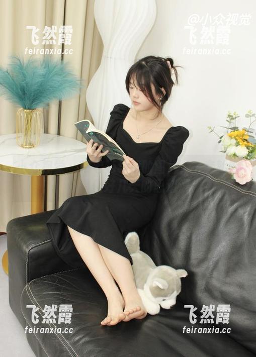 小众视觉-珂老师 小众视觉 - 珂老师红裙的图片:一套就够你消化好几天的思绪。