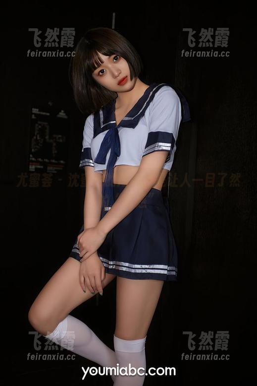 尤蜜荟-沈蜜桃 尤蜜荟 - 沈蜜桃的短裤,是让人一目了然的“诱惑”