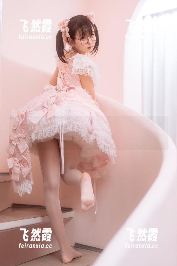 看这张图片！幼水铃衣在职业装里cos得那么从容，职场？她比你早来了两小时。