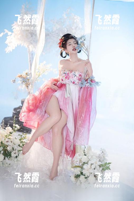 星澜想来杯珍珠奶茶比基尼写真，全套上阵，万一被海浪冲走就瘫在沙滩上...