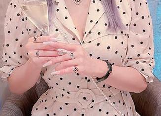 月城委员会打卡：女神般的写真，完美壁纸的代名词。