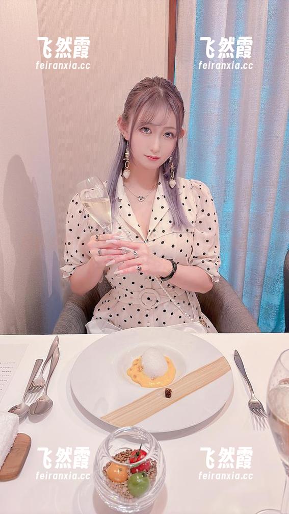 月城委员会 月城委员会打卡:女神般的写真,完美壁纸的代名词。