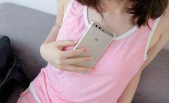 森萝财团 – 小奶糕Milky最新写真集发车，连衣裙的清新气息扑面而来。