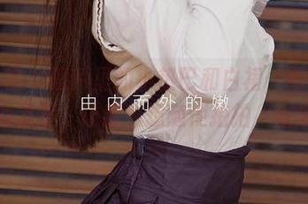 爱尤物 – 照片里的小热巴和白裙，那种悠闲的态度，让我也想随便拍拍，惬意！