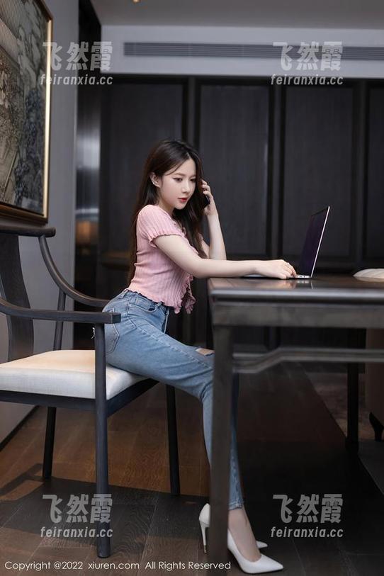 秀人网 - 娜露selena的裸足在图库中占有一席之地，竟如此引人注目。