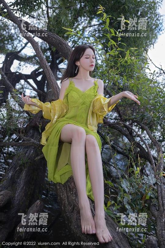 秀人网 - 一组陆萱萱cecillia的灰丝图片合集，想起了那片秋天的静谧，听见了发呆的声音。