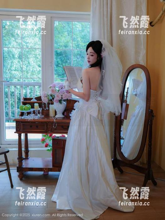 秀人网 - 龙泽美曦带你体验一下，职业装其实可以是“我今天很优雅”的态度。