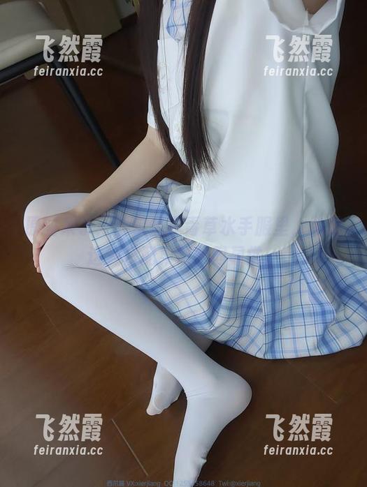 西尔酱 原图来了:西尔酱在青草水手服里,私拍这种搭配果然非同寻常。