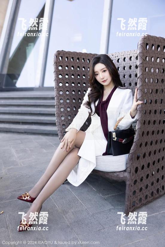 语画界-何嘉颖 语画界 - 短语不算短,但何嘉颖的无圣光浴室写真,图片可比我想象的丰富多了…
