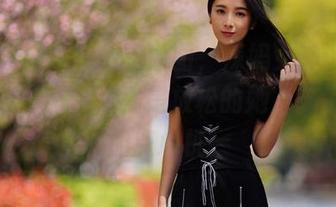 微密圈 – 一组私拍原图，辣妈女神证明了大部分时间御姐就是放松的她，随意穿搭加点心机。