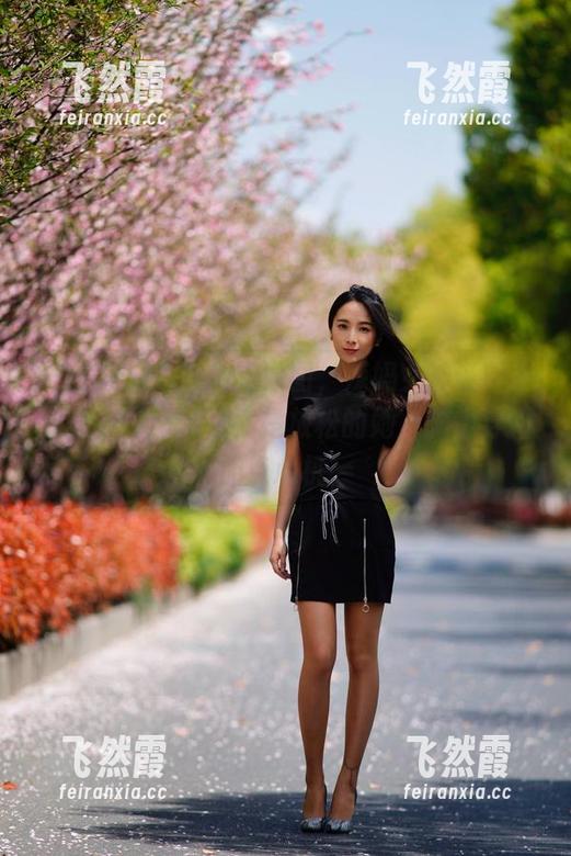 微密圈 - 一组私拍原图，辣妈女神证明了大部分时间御姐就是放松的她，随意穿搭加点心机。
