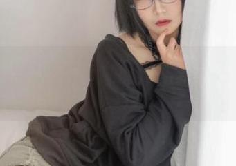 逐月Su的红裙写真，果然一条裙子就能把那种气质全都提升。