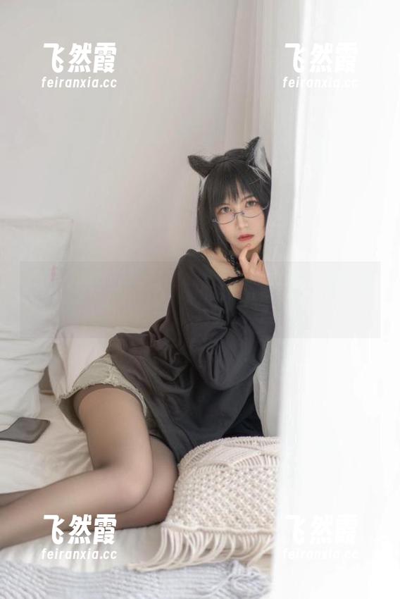 逐月Su 逐月Su的红裙写真,果然一条裙子就能把那种气质全都提升。