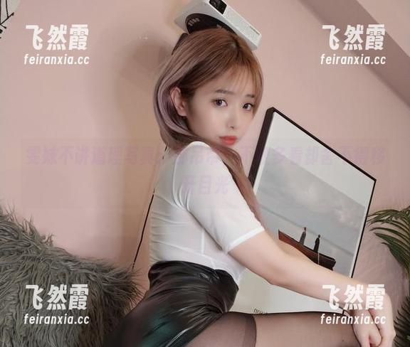 雯妹不讲道理写真：那吊带，不敢多看却舍不得移开目光