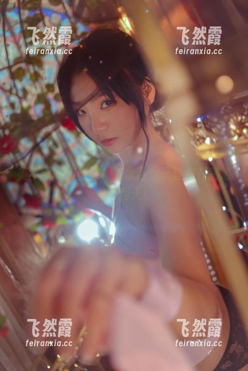 美不胜收的丝袜，青水百合子让你在高清里乐翻天！