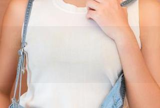 青豆客 – 随便一瞄！Ann尤美制服写真里的原图，一语成谶。