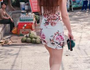 魔镜街拍 – 白色连衣裙，楼楼的一次优雅试验：图包是否藏着不为人知的小秘密？
