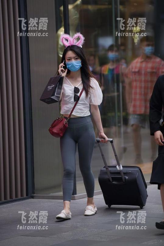魔镜街拍 魔镜街拍:白色热裤美女,资源要跑得比你快,弄到手再说。