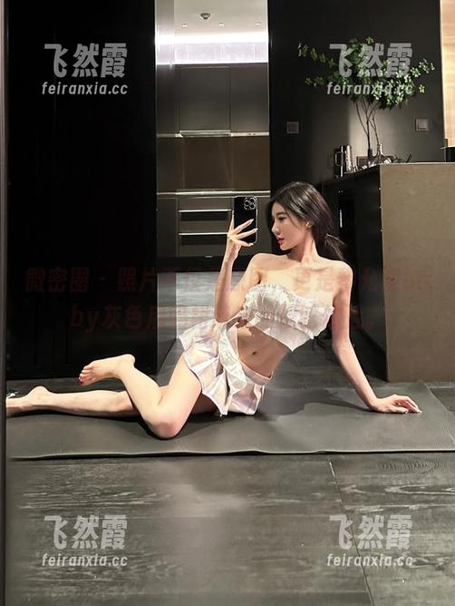 黎允熙baby 微密圈 - 照片不仅是原图,更是黎允熙baby灰色后妈裙带来的晕眩体验。